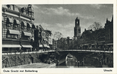 1399 Gezicht op de Oudegracht Weerdzijde te Utrecht met op de achtergrond de Domtoren en op de voorgrond de Bakkerbrug.
